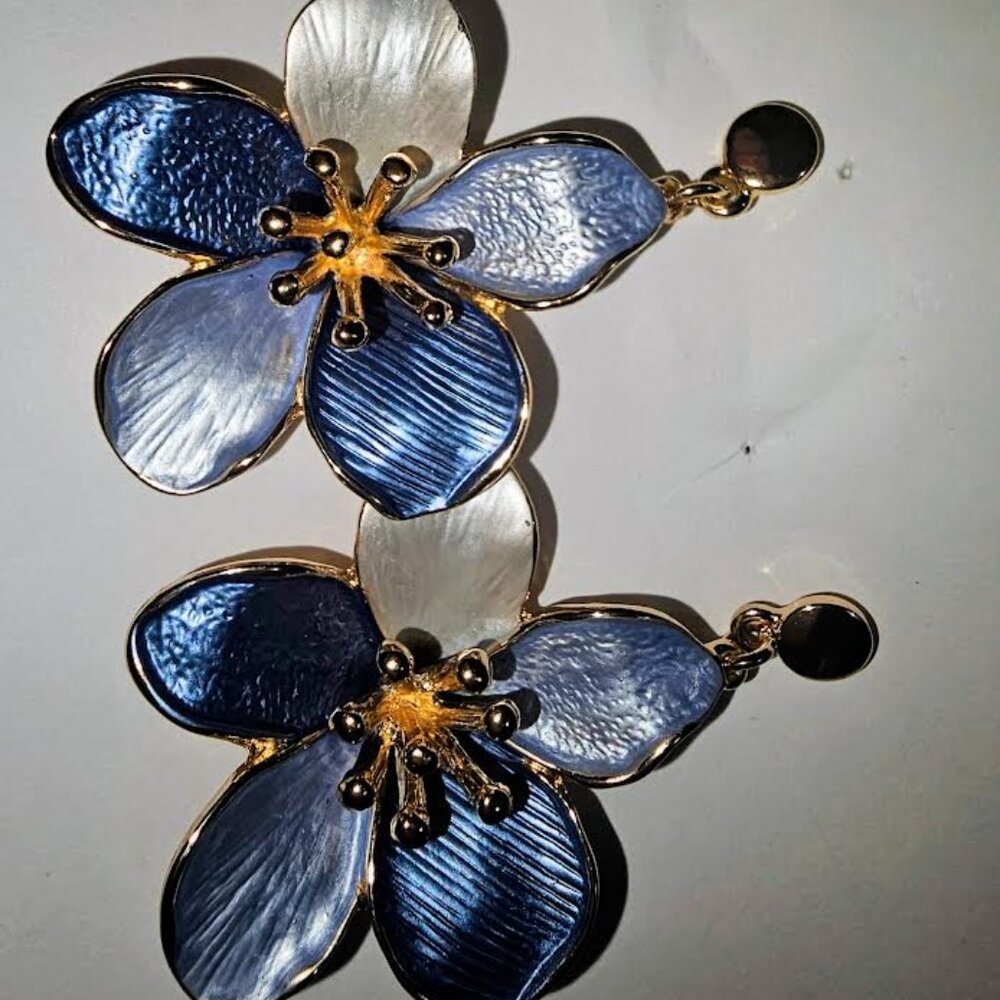 Francesca's Pretty flower Earrings NWOT!!!!!!!!